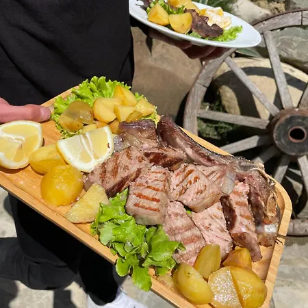 Bujtina Ajazi Гостевой дом Голем