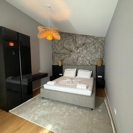 Bujtina Ajazi Голем