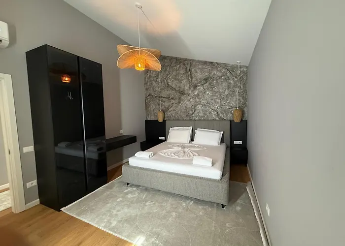 Bujtina Ajazi Golem (Tirana)