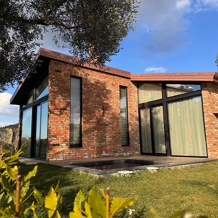 Bujtina Ajazi ゲストハウス 4*